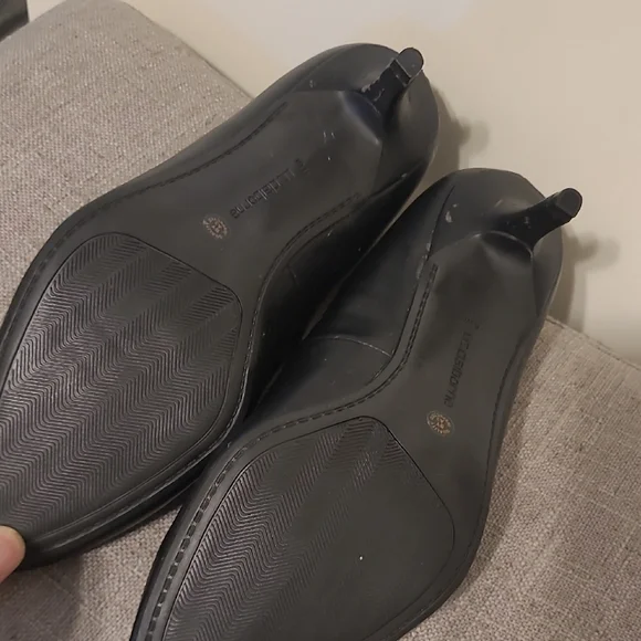 Liz Claiborne Black Heels - Picture 6 of 8
